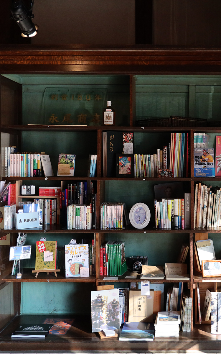 本と酒　鍛冶六｜百年余の歴史を受け継ぐシェア型書店・パン屋・酒の小売店